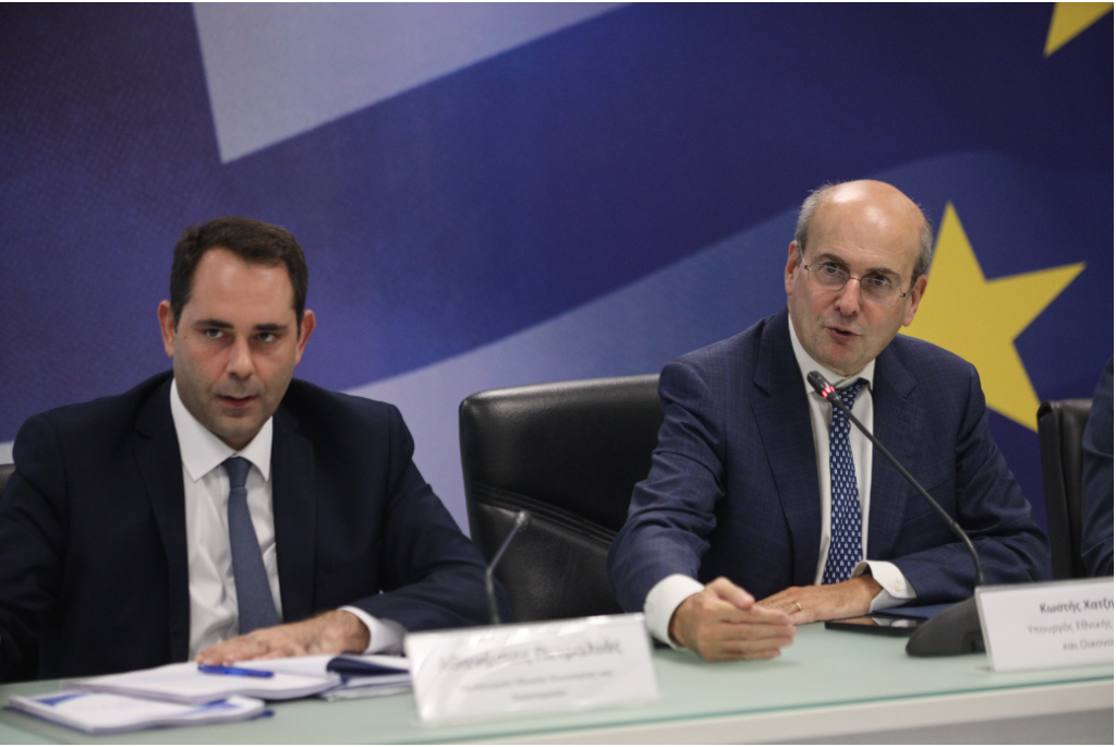 Μεσοπρόθεσμο 2025-2028: Μικρότερη ανάπτυξη αλλά και νέο πακέτο παροχών 4 δις ευρώ