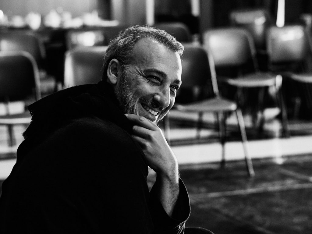 Το ρεμπέτικο ενώνεται με το Fado, το Tango & το Blues – Σήμερα η συναυλία του Μίνωα Μάτσα στο Ηρώδειο