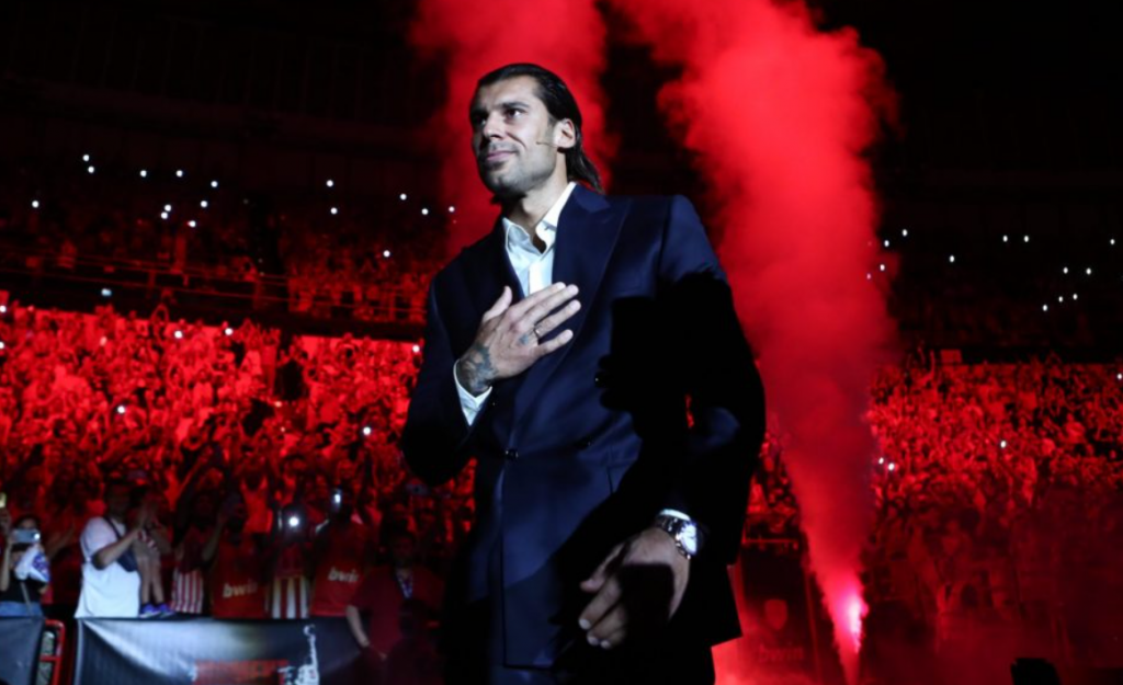 Ολυμπιακός: Στην οροφή του ΣΕΦ η φανέλα του Γιώργου Πρίντεζη