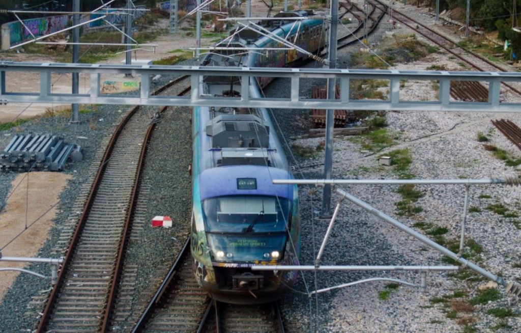 Αφίδνες: Τρένο προσέκρουσε σε πεσμένα δέντρα – «Καρφώθηκαν» στην καμπίνα του μηχανοδηγού