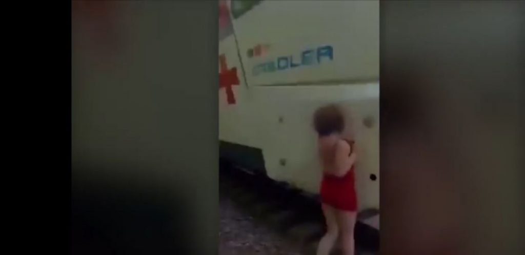 Γεωργία: Γυναίκα πόζαρε δίπλα σε σιδηροδομικές γραμμές και τη χτύπησε τρένο – Σοκαριστικό βίντεο