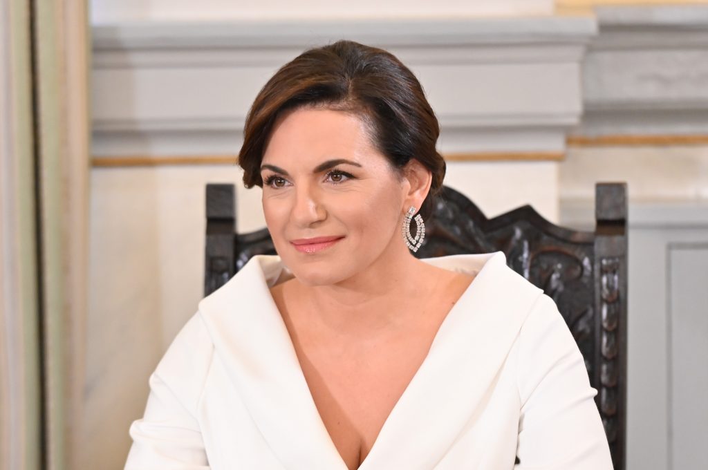 Όλγα Κεφαλογιάννη: Αντιδράσεις για την αγορά χαλιών έναντι 17.980 ευρώ από το γραφείο της υπουργού Τουρισμού