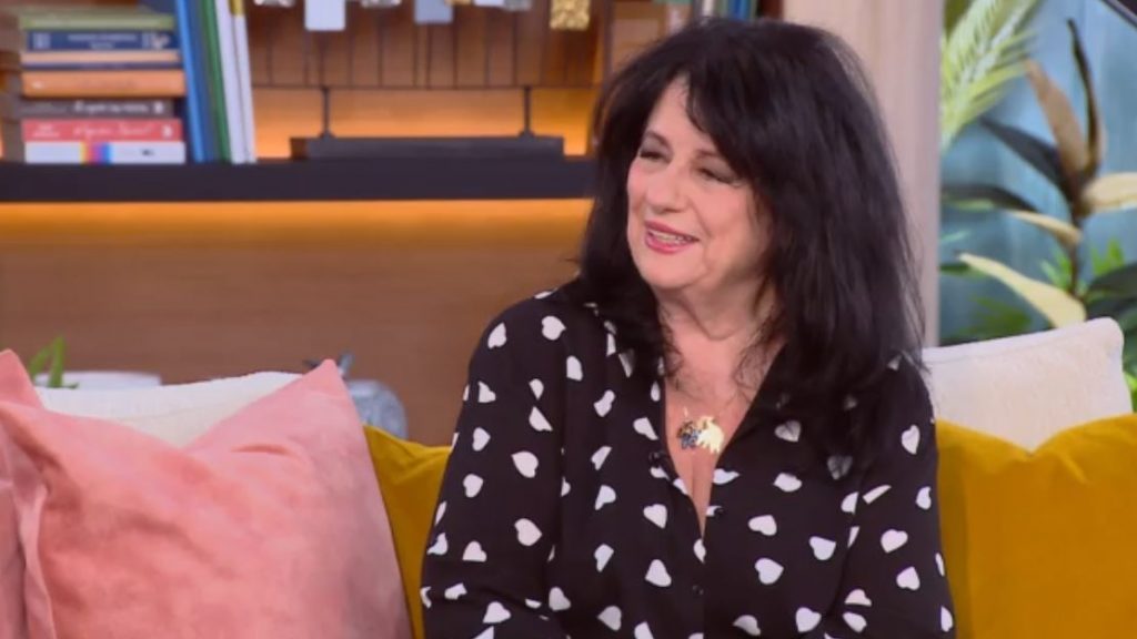 Άννα Βαγενά: «Ήμουν η πρώτη που έκανα μονόλογο στην Ελλάδα» – Τι είπε για την παράσταση «Αγγέλα Παπάζογλου» στο θέατρο Μεταξουργείο