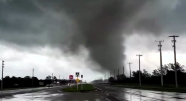 Αποδυναμωμένος αλλά σφοδρότατος ο τυφώνας «Milton»