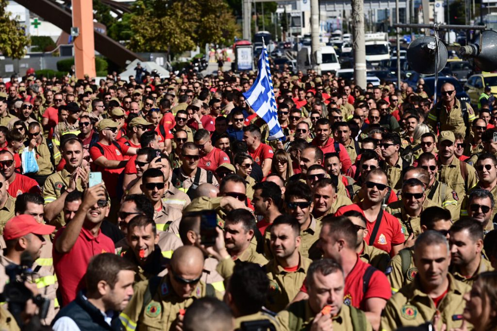 Εισέβαλαν στο υπουργείο οι εποχικοί πυροσβέστες – Ζήτησαν συνάντηση με Κικίλια
