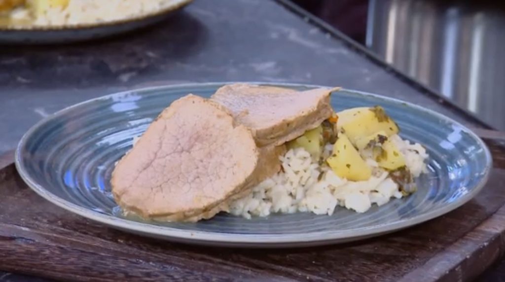 Ο Δημήτρης Σκαρμούτσος μάς ετοιμάζει μοσχάρι λεμονάτο με ρύζι