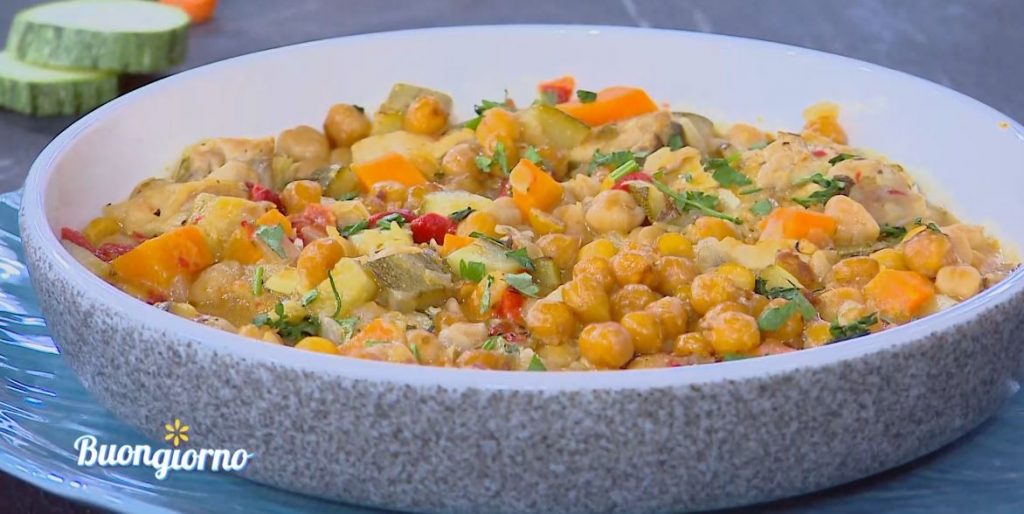 Ο Δημήτρης Σκαρμούτσος μάς ετοιμάζει κοτόπουλο λεμονάτο με λαχανικά