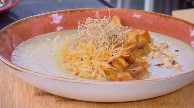 Ο Δημήτρης Σκαρμούτσος μάς ετοιμάζει βελουτέ σούπα με πράσο και πατάτα