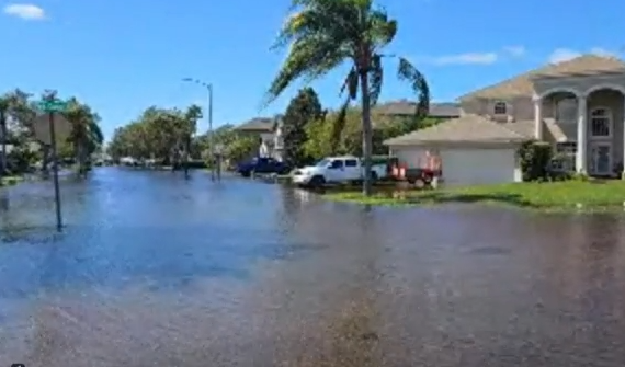 ΗΠΑ: Οδοιπορικό Ελλήνων κατοίκων στην πλημμυρισμένη περιοχή της Φλόριντα μετά τον τυφώνα «Milton»