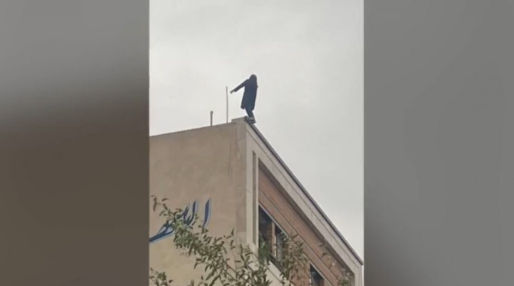 Ιράν: 16χρονη αυτοκτόνησε επειδή την απείλησαν με αποβολή γιατί χόρεψε χωρίς χιτζάμπ