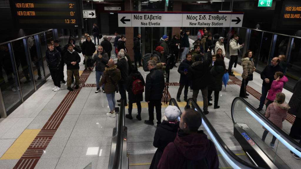 Μετρό Θεσσαλονίκης: Χιλιάδες πολίτες στην ουρά για την πρώτη βόλτα