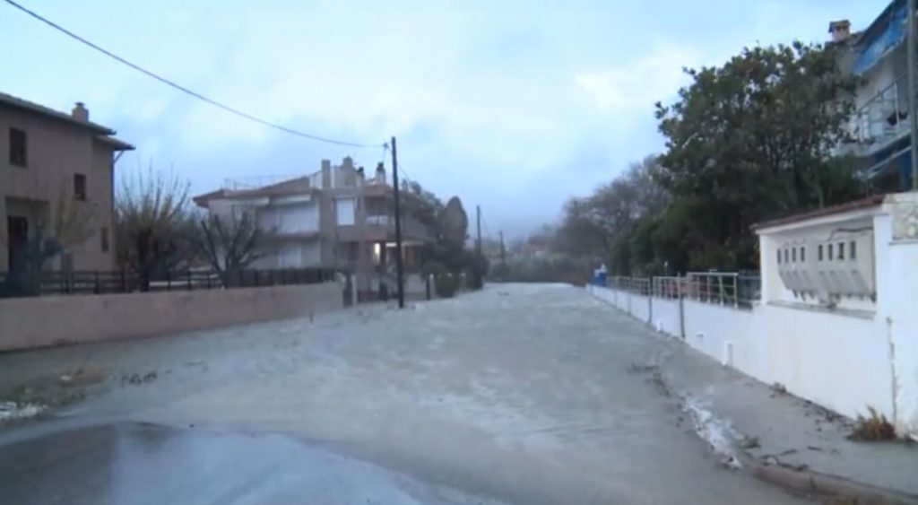 Λάρισα: Η θάλασσα βγήκε στην στεριά & πλημμύρισε τον δρόμο – Θυελλώδεις άνεμοι