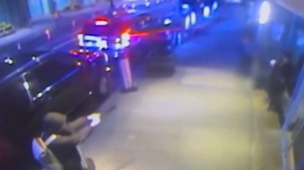 ΗΠΑ: Καρέ καρέ η δολοφονία του CEO ασφαλιστικής εταιρείας στην Νέα Υόρκη