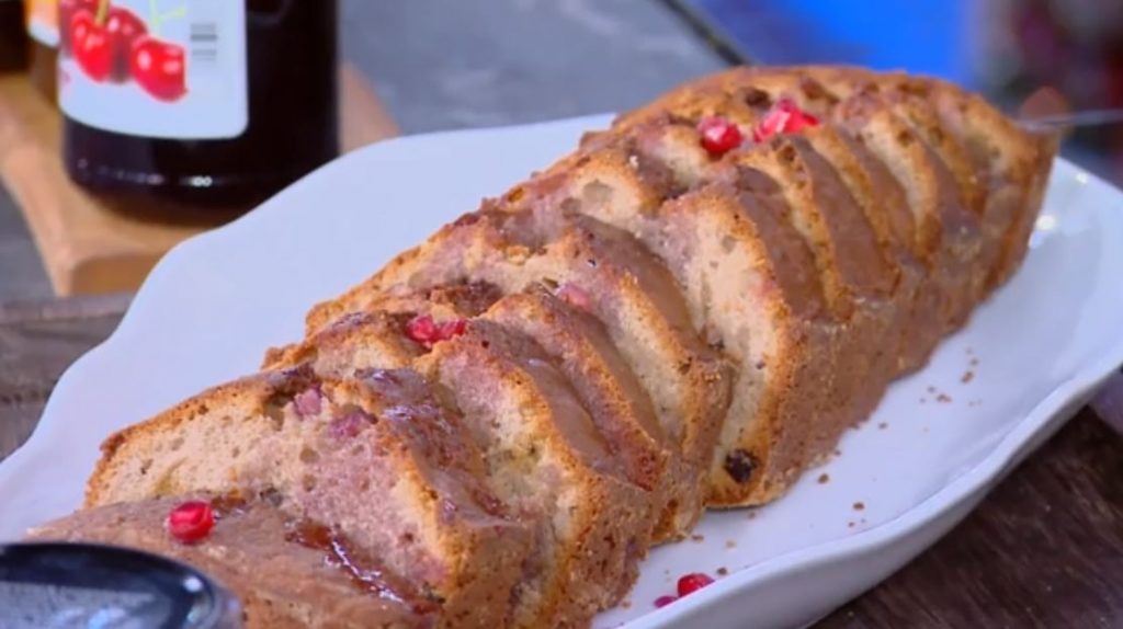 Ο Δημήτρης Σκαρμούτσος μάς ετοιμάζει κέικ με μέλι, σταφίδες και ρόδι