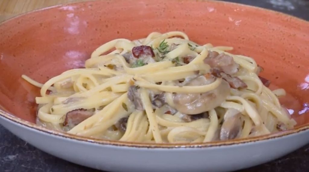 Ο Δημήτρης Σκαρμούτσος μάς ετοιμάζει linguine με μανιτάρια, σύγκλινο & παρμεζάνα