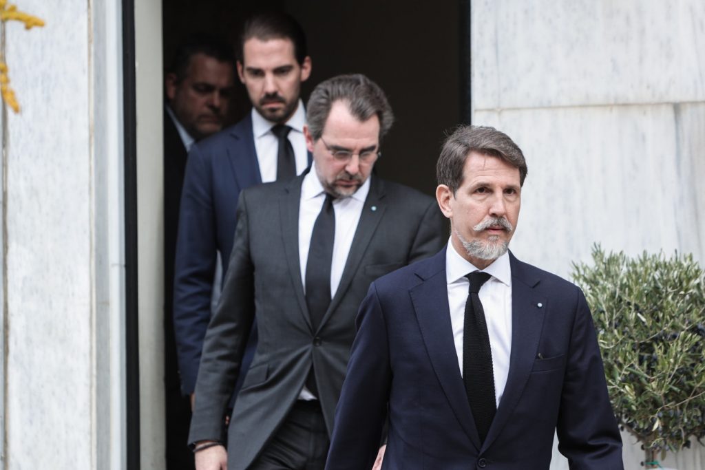 «Το de Grece παραπέμπει σε αξίωμα» – Πώς σχολιάζουν τα κόμματα το επίθετο που διάλεξε η τέως βασιλική οικογένεια