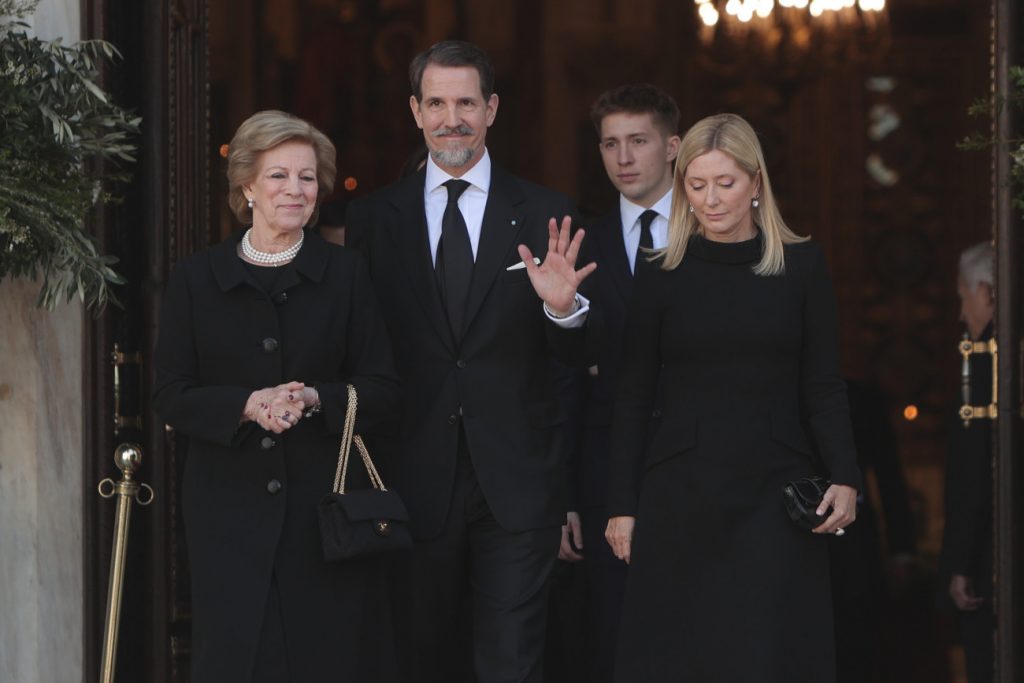 Ντε Γκρες: Βολές της αντιπολίτευσης προς την κυβέρνηση για το επώνυμο της τέως βασιλικής οικογένειας