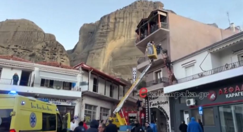 Καλαμπάκα: Φωτιά σε ξενοδοχείο – Επιχείρηση απεγκλωβισμού ενοίκων