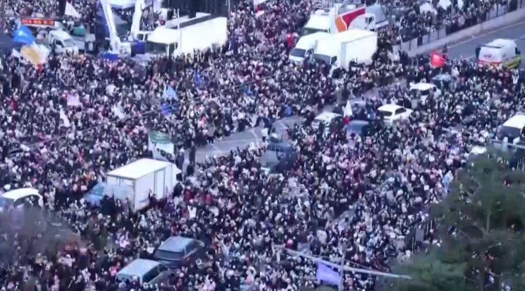 Νότια Κορέα: «Ναι» στην καθαίρεση του προέδρου ψήφισε το κοινοβούλιο – Μαζικές διαδηλώσεις