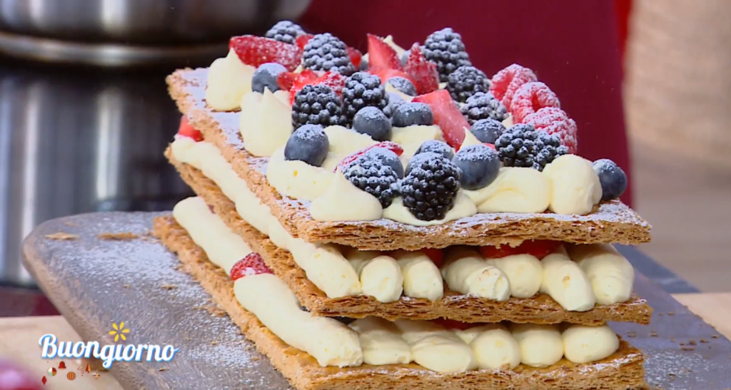 Ο Γιάννης Καλδάνης μάς ετοιμάζει μιλφέιγ με κρέμα βανίλιας & κόκκινα φρούτα