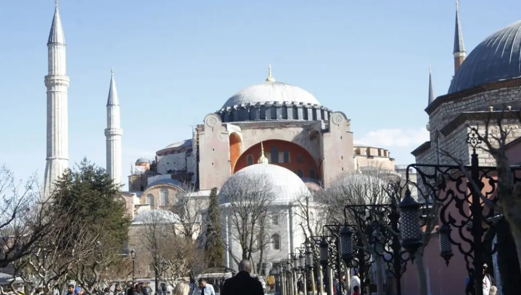 Κωνσταντινούπολη: Έλληνες και Κύπριοι σπουδαστές της Σχολής Ικάρων συνελήφθησαν γιατί ύψωσαν ελληνική σημαία έξω από την Αγιά Σοφιά