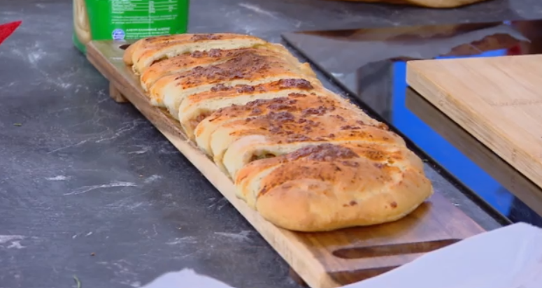 Ο Δημήτρης Σκαρμούτσος μάς ετοιμάζει calzone με τομάτα, μοτσαρέλα και μπέικον
