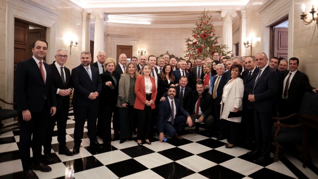 Στο Μαξίμου 111 «γαλάζιοι» βουλευτές χωρίς την παρουσία υπουργών και υφυπουργών – Τι έδειξε η δημοσκόπηση των «Παραπολιτικών»