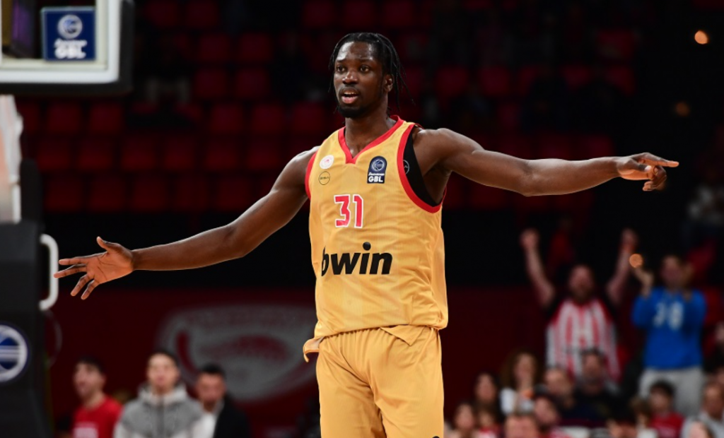 Basket League: Ο Ολυμπιακός λύγισε 87-77 το Λαύριο με ντεμπούτο του Μενσά