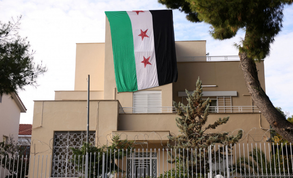 Ψυχικό: Ύψωσαν τη σημαία των ανταρτών στην πρεσβεία της Συρίας στην Αθήνα