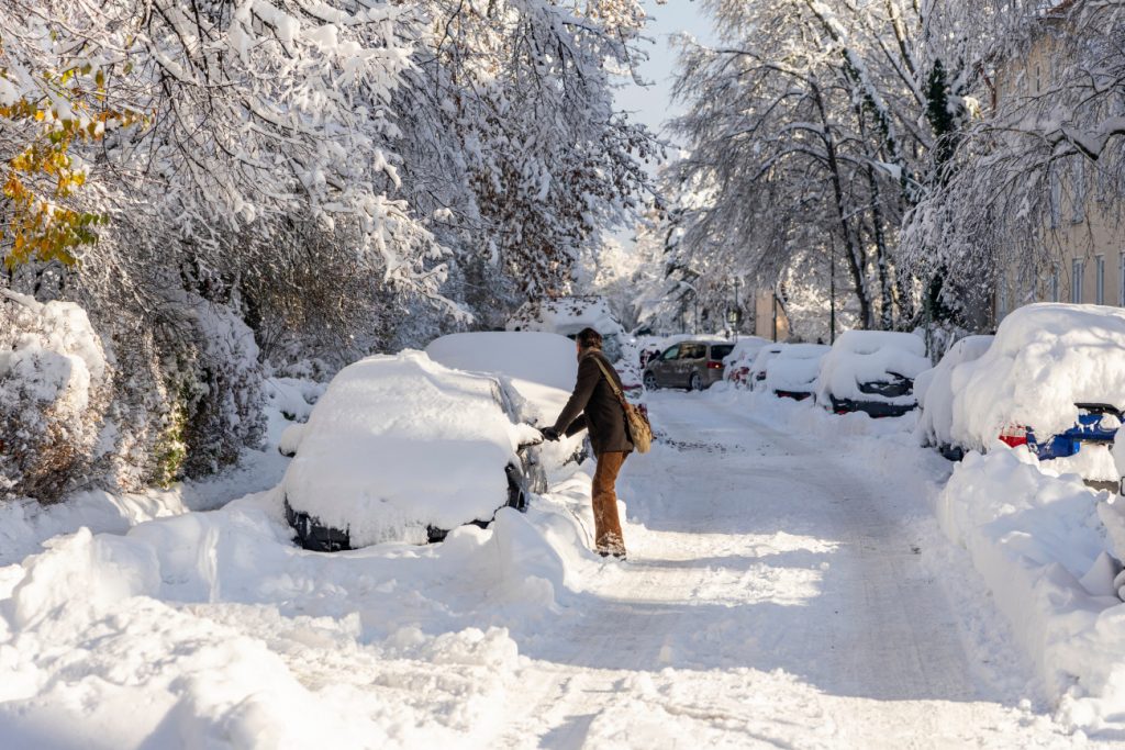 Κακοκαιρία: Με χιόνια και θυελλώδεις ανέμους φεύγει η «Elena»