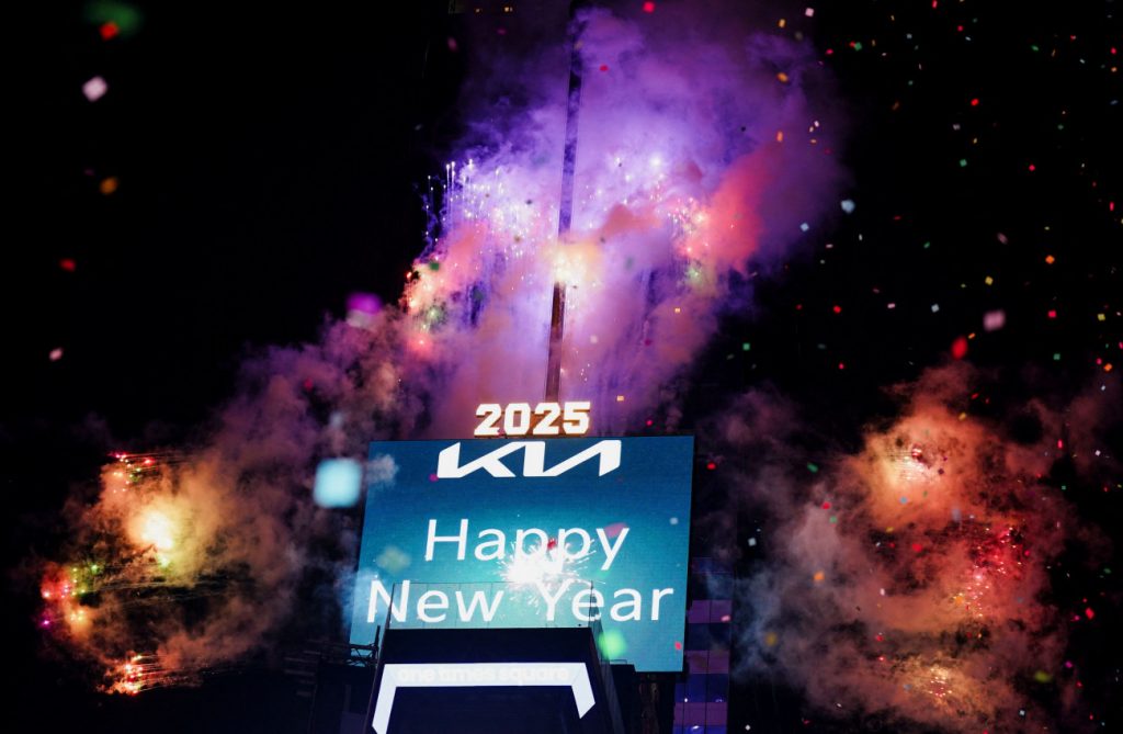 Με πυροτεχνήματα και ευχές για ειρήνη ο πλανήτης υποδέχεται το 2025