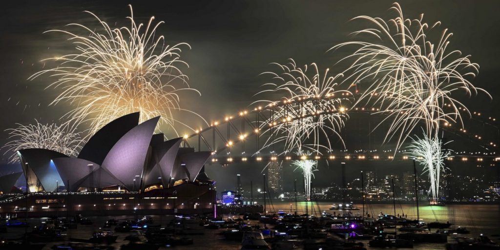 Εντυπωσιακές εικόνες από την υποδοχή του 2025 σε όλο τον κόσμο