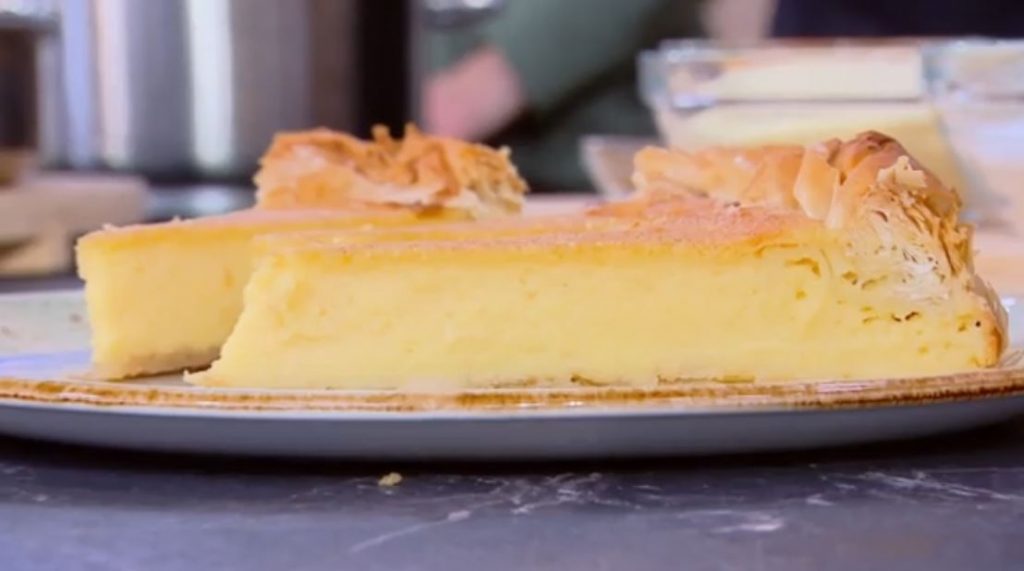 Ο Δημήτρης Σκαρμούτσος μάς ετοιμάζει γαλατόπιτα