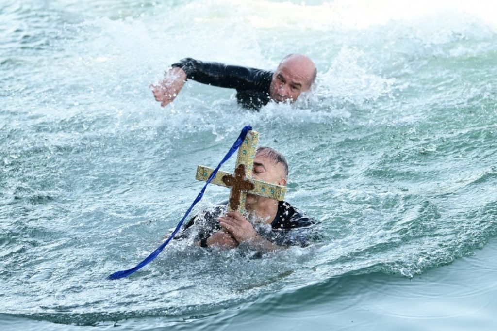 Με μεγαλοπρέπεια ο εορτασμός των Θεοφανείων σε όλη την χώρα – «Σύμμαχος» ο καλός καιρός