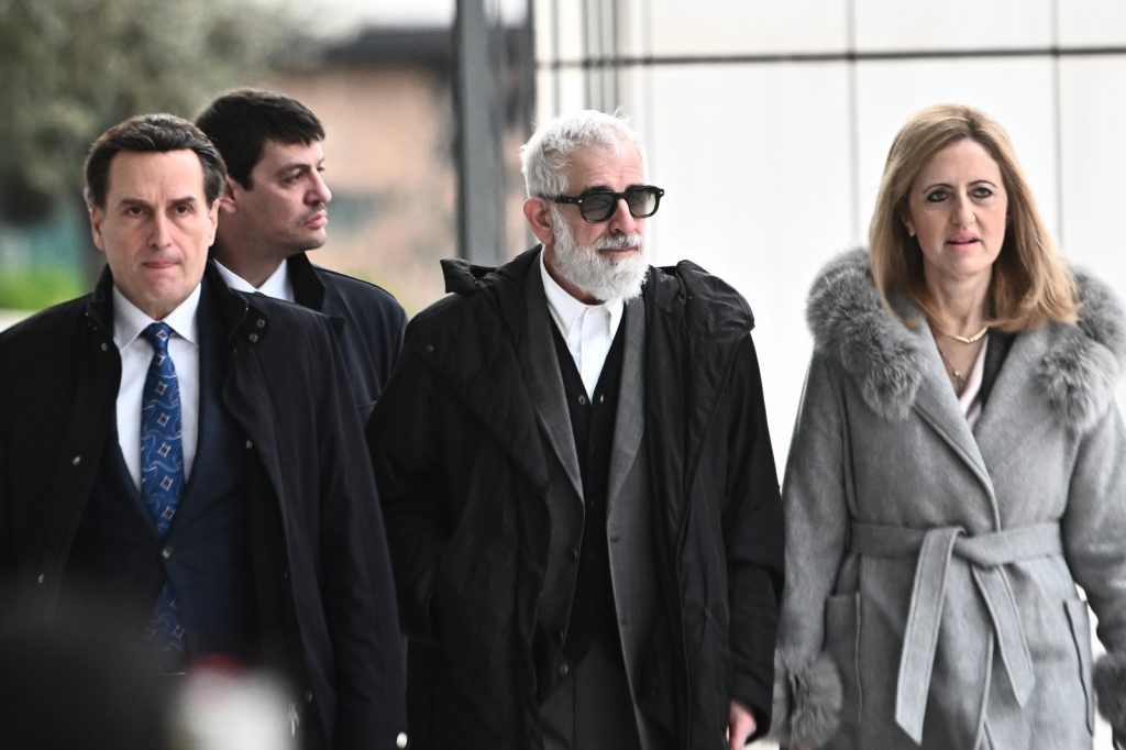 Δίκη Φιλιππίδη: Η ένταση στο Μικτό Ορκωτό Δικαστήριο, η αγανάκτηση της καταγγέλλουσας και το ξέσπασμα του ηθοποιού