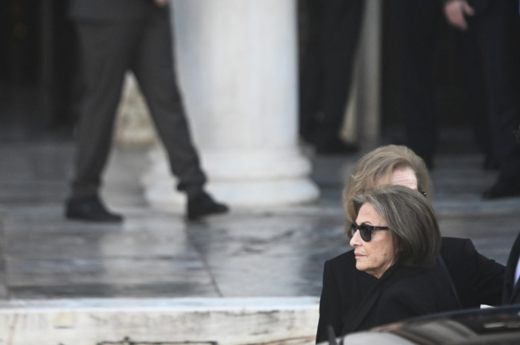 Κώστας Σημίτης: Συγκινημένη σε όλη τη νεκρώσιμη ακολουθία η σύζυγός του, Δάφνη