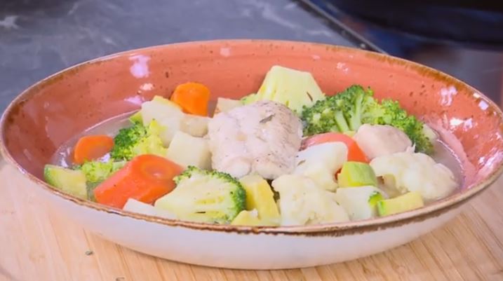 Ο Δημήτρης Σκαρμούτσος μάς ετοιμάζει μπακαλιάρο αχνιστό με λαχανικά και μπαχαρικά