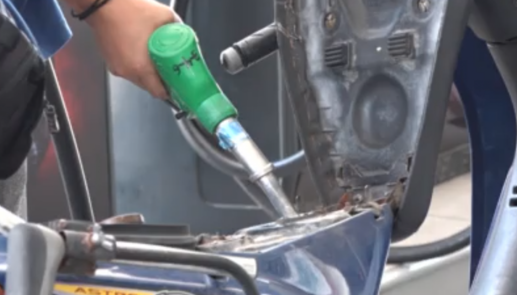 Υπουργείο Ανάπτυξης: Τα πρατήρια καυσίμων δεν θα πωλούν βενζίνη στους οδηγούς που δεν φορούν κράνος