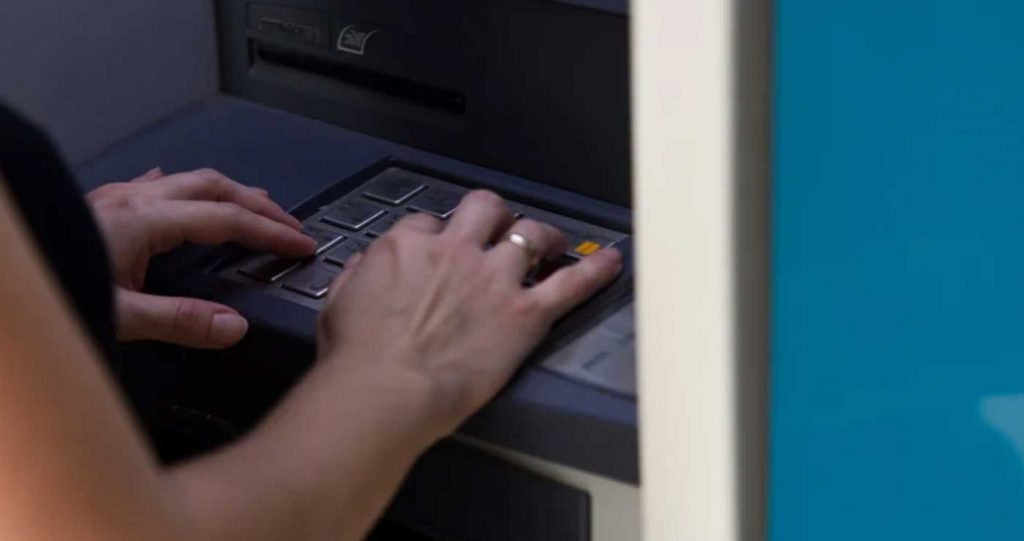 Τράπεζες: Ποιές είναι οι 6 βασικές τραπεζικές προμήθειες που μειώθηκαν ή καταργήθηκαν για εκατομμύρια πολίτες