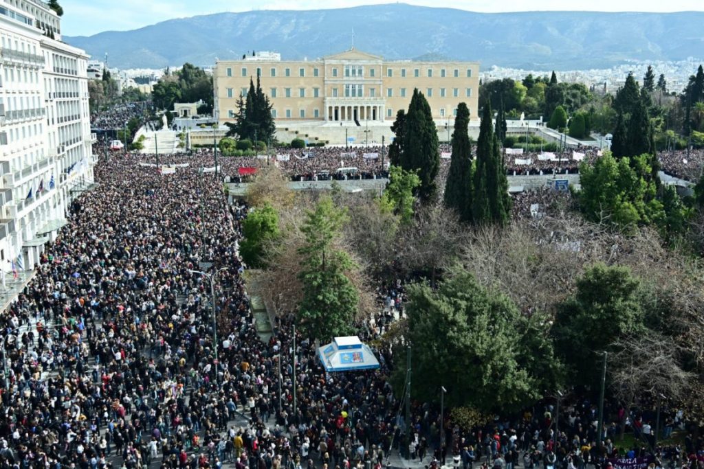 Τέμπη: «Κατεβάζει ρολά» η χώρα στην μνήμη των 57 θυμάτων της τραγωδίας