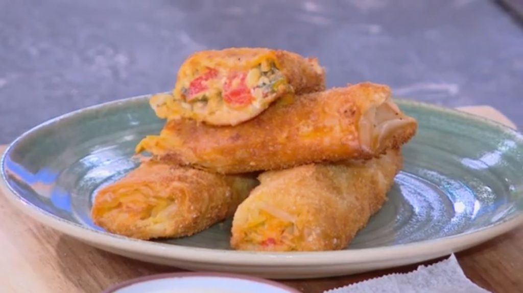 Ο Δημήτρης Σκαρμούτσος μάς ετοιμάζει μπουρέκια με πιπεριές, φέτα και κασέρι