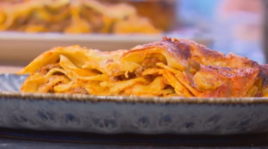 Ο Δημήτρης Σκαρμούτσος μάς ετοιμάζει λαζάνια με κιμά, ντομάτα και ανθότυρο