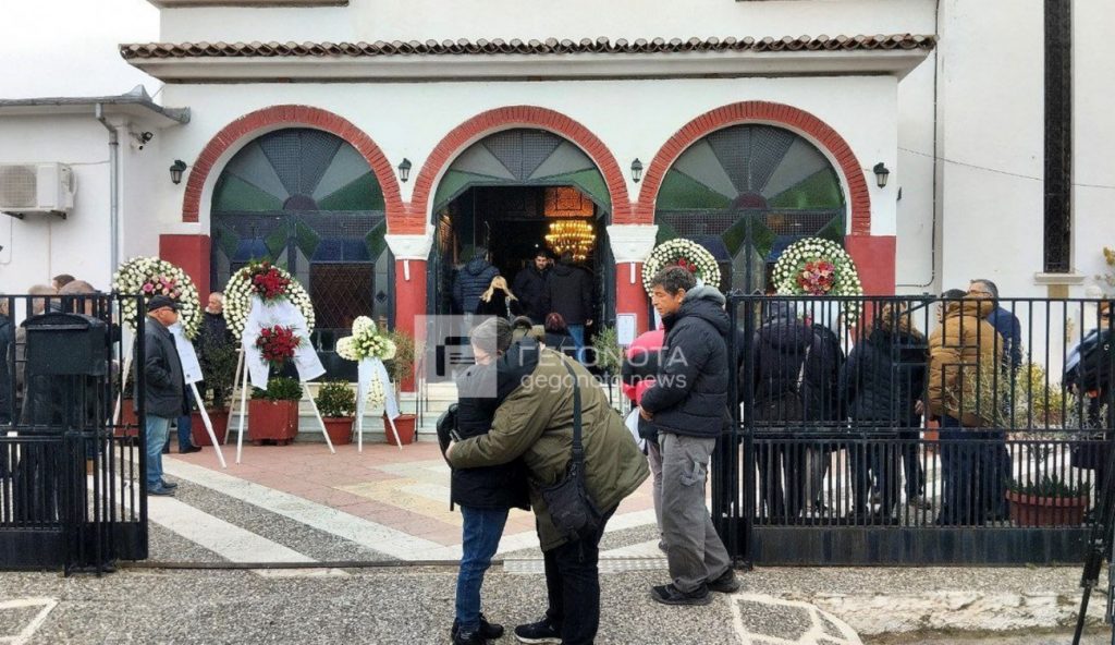 Λάρισα: Θρήνος και βαθιά οδύνη στην κηδεία του 53χρονου μεταφορέα που σκότωσε ο 60χρονος