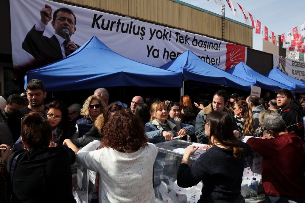 Εκρέμ Ιμάμογλου: Διχασμός & «πολεμικό» κλίμα στην Τουρκία μετά την προφυλάκισή του