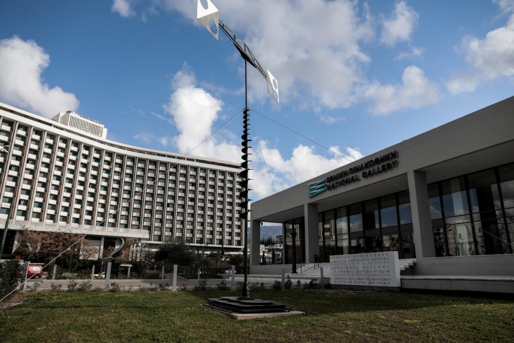 Εθνική Πινακοθήκη: «Έλλειψη σεβασμού προς τη Δημοκρατία» – Αντιδράσεις για τον βανδαλισμό των έργων από τον βουλευτή της «Νίκης»