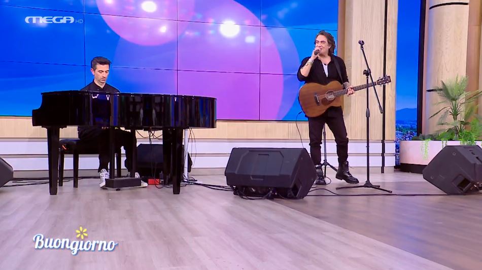 Ο Διονύσης Σχοινάς ξεσηκώνει το πλατό του «Buongiorno» με τις επιτυχίες του