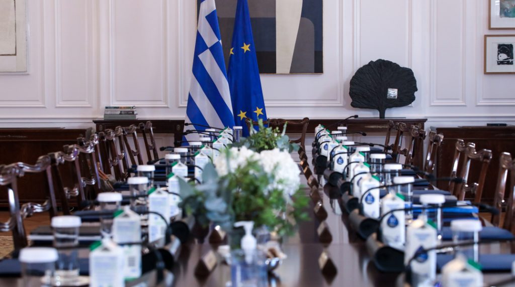 «Η κυβέρνηση έχει χάσει το ραντεβού με την κοινωνία» – Πώς σχολιάζουν τα κόμματα τον ανασχηματισμό