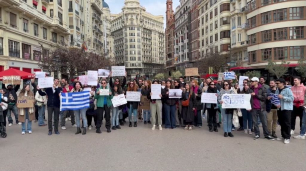 Συγκεντρώσεις σε κάθε γωνιά του πλανήτη για τα Τέμπη – Πρώτη είδηση στα διεθνή ΜΜΕ τα επεισόδια της ντροπής στην Αθήνα