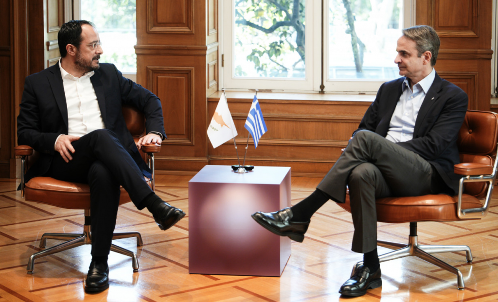 Συνάντηση Μητσοτάκη – Χριστοδουλίδη στο Μέγαρο Μαξίμου για ευρωπαϊκή άμυνα και Κυπριακό
