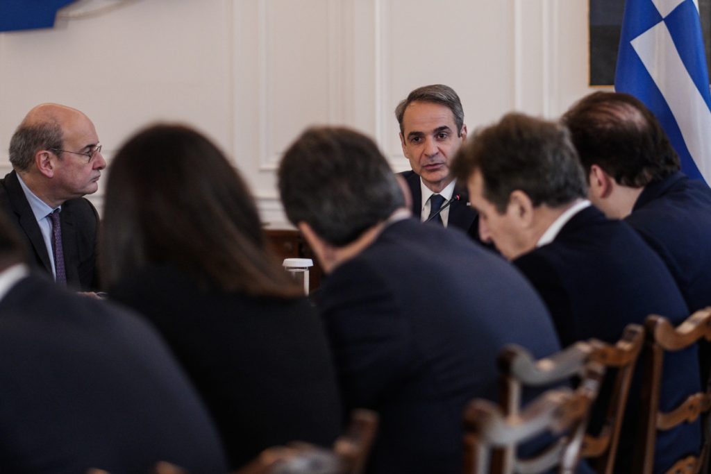 «Πρόκειται για ανακύκλωση προσώπων» – Πώς σχολιάζουν τα κόμματα τον ανασχηματισμό της κυβέρνησης